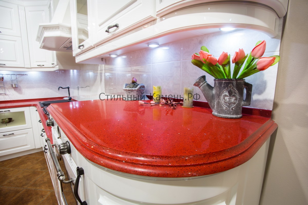 Красная столешница на белой кухне